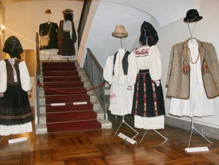 Muzeul expune costume populare de sărbătoare din Ţara Crişurilor în Serbia